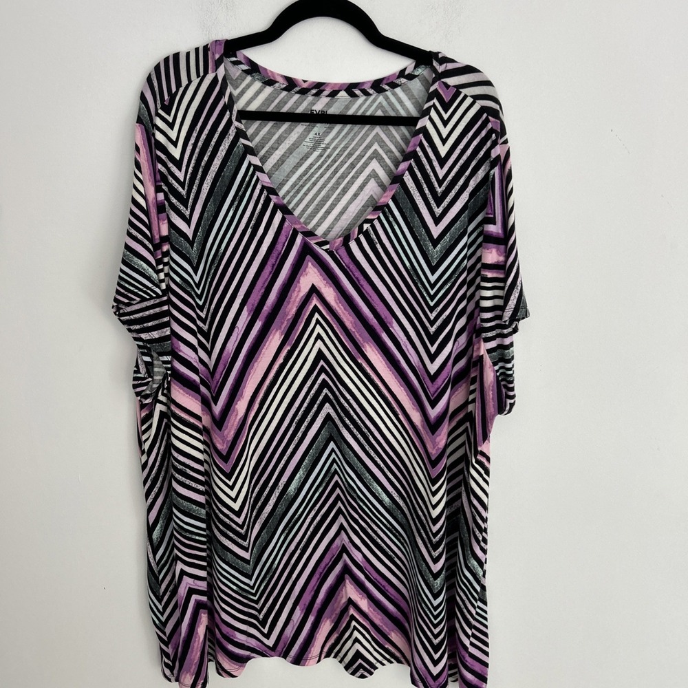 Evri Modern Tee Stretch Fabric Sz 4X Short Sleeve V-Neck Chevron Zigzag Pattern